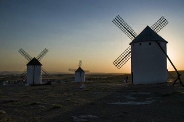 Bir gün Castilla La Mancha 'da gün batımında yel değirmeni.