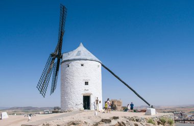 Bir gün Castilla La Mancha 'nın yel değirmeni.