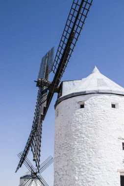 Bir gün Castilla La Mancha 'nın yel değirmeni.
