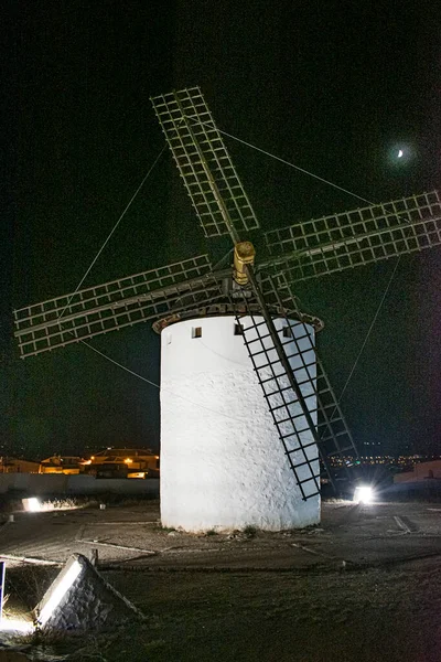 有一天晚上在卡斯蒂利亚拉曼查的风车 — 图库照片