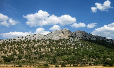 İspanya 'nın ekili tarlaları ve dağları.