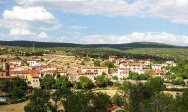 İspanya 'nın ekili tarlaları ve dağları.