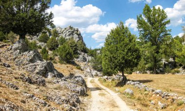 İspanya 'nın ekili tarlaları ve dağları.