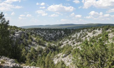 İspanya 'nın ekili tarlaları ve dağları.