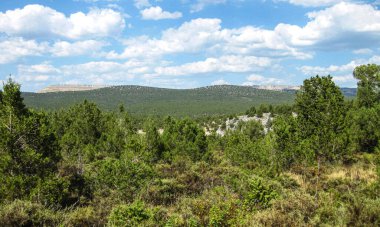 İspanya 'nın ekili tarlaları ve dağları.