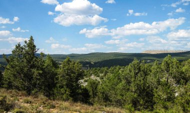 İspanya 'nın ekili tarlaları ve dağları.
