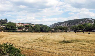 İspanya 'nın ekili tarlaları ve dağları.