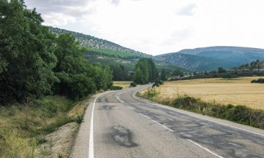 İspanya 'nın ekili tarlaları ve dağları.