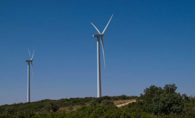 Dağda rüzgar türbinleri.