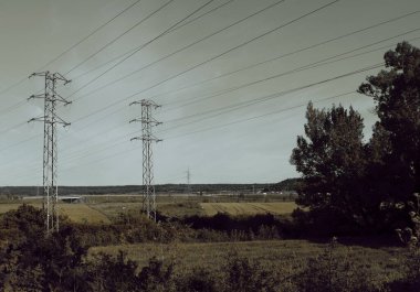 Soğuk bir günde sonbahar ve tarım manzarası.