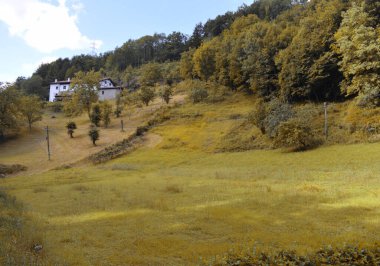 Ekim sonbaharında dağlık arazi.