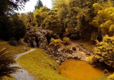 Ekim sonbaharında dağlık arazi.