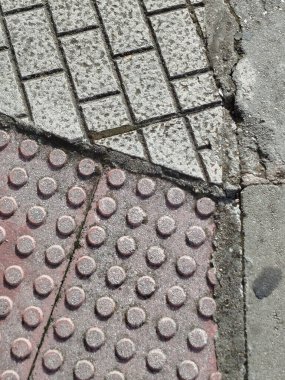 Ağ kiremitleri ve körler için dokunsal kaldırım daireleriyle kaldırım dokusunu kapat