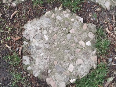 Çimlerle çevrili beton çakıl taşlı kırsal altıgen kaldırım detayları