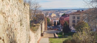 İspanya 'nın Burgos şehrinde güneşli bir günde antik taş duvardan şehrin panoramik manzarası