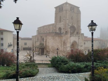 İspanya 'nın Burgos şehrinde ortaçağ kilisesi sokak lambaları ve gül pencereleriyle kaplıydı.