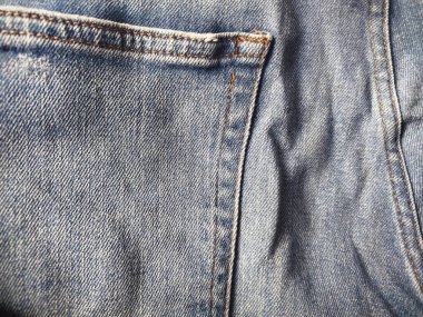 Bir kot pantolonun arkasındaki dikiş ve kemer düğümünün ayrıntıları.