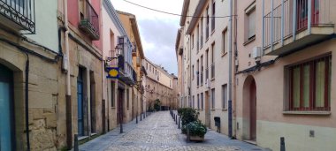 Logroo, La Rioja 'da bulutlu bir gökyüzünün altında eski binalarla dolu dar bir cadde.