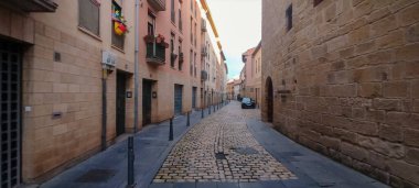 Logroo, İspanya 'da açık mavi gökyüzünün altında geleneksel binalar arasında dar, gölgeli yaya caddesi