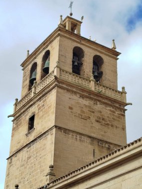 İspanya, Logroo 'da bulutlu bir gökyüzünün altında çanları olan taştan yapılmış eski bir kilisenin çan kulesi.