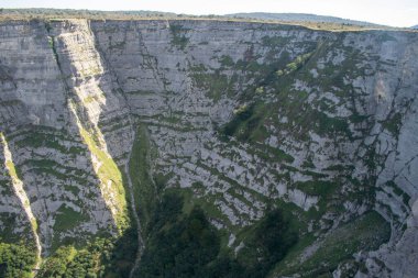 İspanya 'nın Burgos kentindeki çimenli bir yamaçta geniş bir kaya oluşumunun görüntüsü