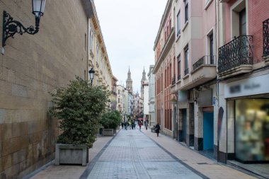 Logroo, İspanya 'da yoldan geçenlerin, eski binaların ve bar teraslarının olduğu yaya sokağı manzarası