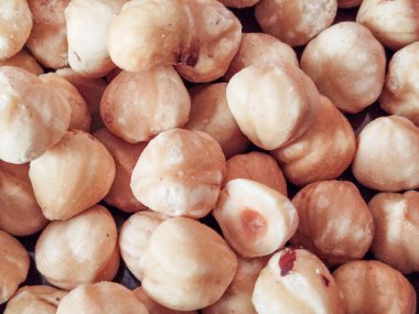 Doğal dokuları olan soyulmuş ve kavrulmuş fındıklara yakın plan.