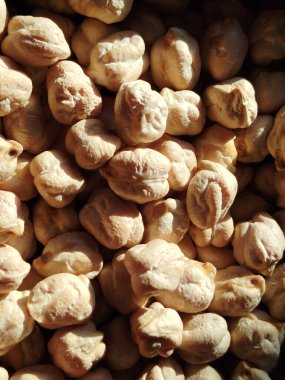 Doğal dokuları olan kurumuş nohutlara yakından bak.