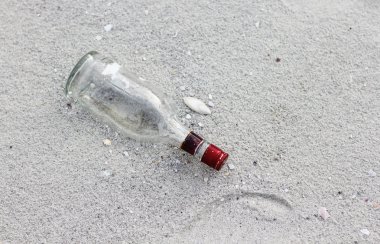 cam şişe kum üzerinde