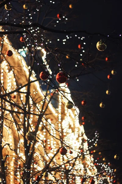 冬の赤い広場にある木々のクリスマスライトとデコレーション — ストック写真