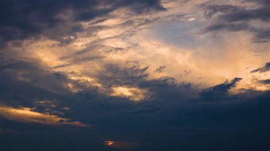 Saf karanlık bulutlar, güzel kümes hayvanları. Dalgalanan bulutlar diğer bulutların üzerinde uçar. Gün doğumunda muhteşem bir yüksek kaliteli video oluştururlar. Kaohsiung Şehri, Tayvan. 4 bin. Zaman aşımı. Düşük açı görünümü.
