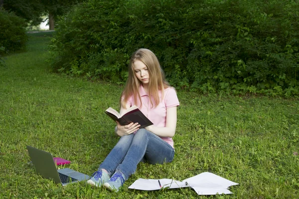 De student leert in het park — Stockfoto