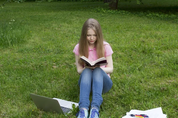 L'élève apprend dans le parc — Photo