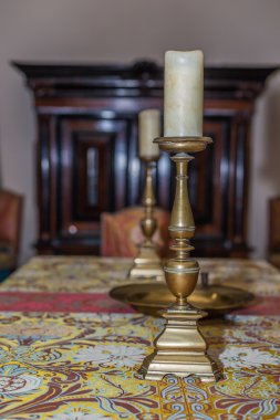 Bir kalede eski şamdan