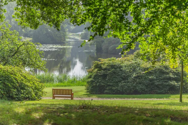 Panchina nel parco — Foto Stock