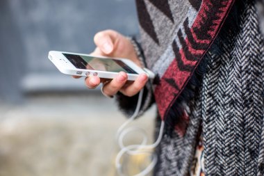 Cep telefonlu genç kadın.