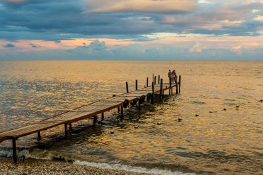 Denizin üzerinde güzel bir gün batımı