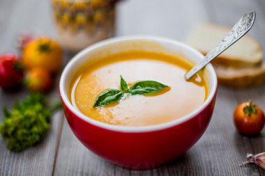 Sebzeli ve otlu domates çorbası.