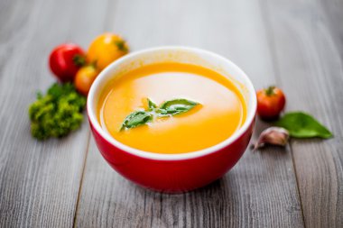 sebzeli ve otlu kabak çorbası.