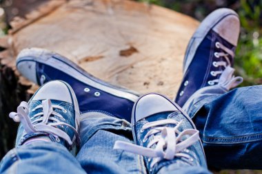 bir bas gitar ile müzisyen