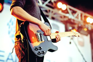 rock konseri, bas gitarist
