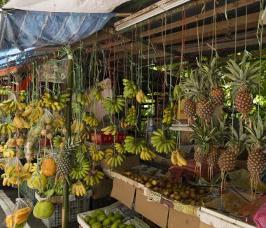 Meyve bir yol kenarı çiftçi pazarda asılı