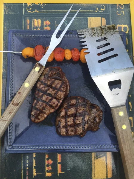 Barbecue d'été avec steaks et tomates — Photo