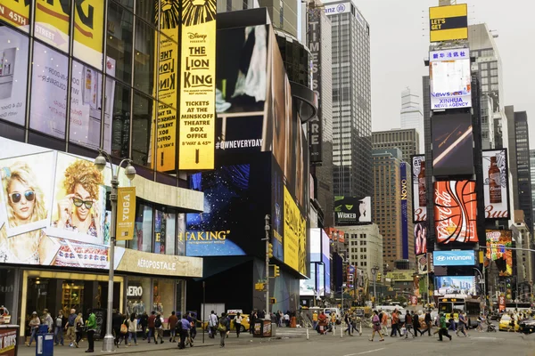 Werknemers haasten om werk In Times Square — Stockfoto