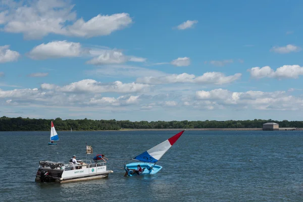 Рятувальні канотьє в Capsized вітрильник — стокове фото