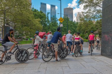 Central Park South boyunca bisikletçiler