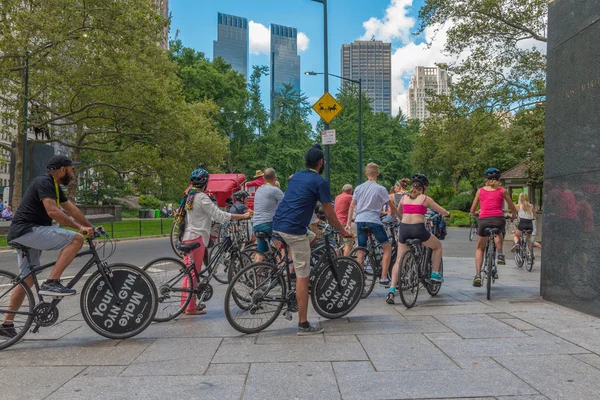 Central Park South boyunca bisikletçiler