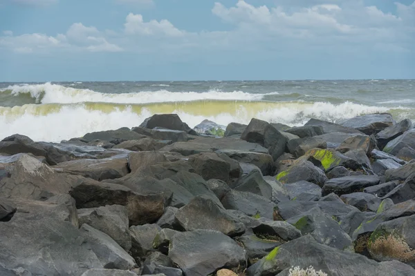 Las olas chocan contra las rocas —  Fotos de Stock