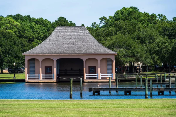 Corolla Park, NC 'deki bir kayıkhanenin fotoğrafı.