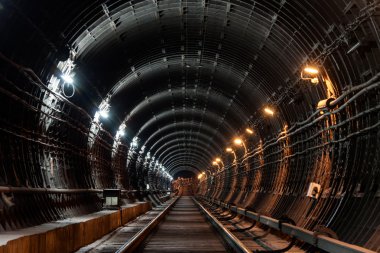 Boru ve iki farklı ışık ile düz dairesel Metro'ya: beyaz ve sarı